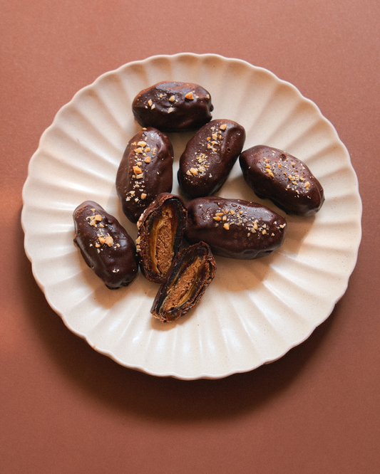 Kraljevske urme punjene kikiriki puterom, prelivene crnom čokoladom, desert Valentina i Karanfil