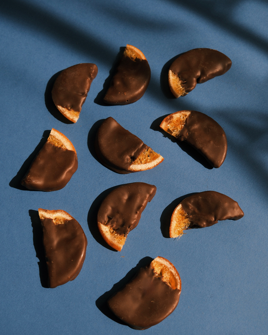 Komadići kandirane pomorandže prelivene crnom čokoladom – Valentina i Karanfil