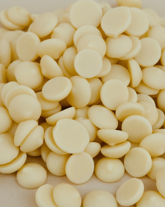 Detalj bele čokolade u kaletama – kremasta tekstura i prirodna boja