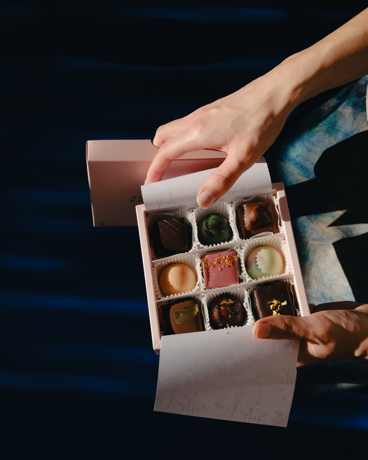 Ručne praline Valentina i Karanfil u poklon kutiji sa 9 čokolada – spoj umetnosti, ukusa i pažljivo biranih sastojaka.