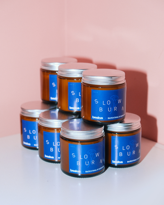 Breskva Art x Valentina i Karanfil / Slow Burn – mirisna sveća (kafa & karamela)