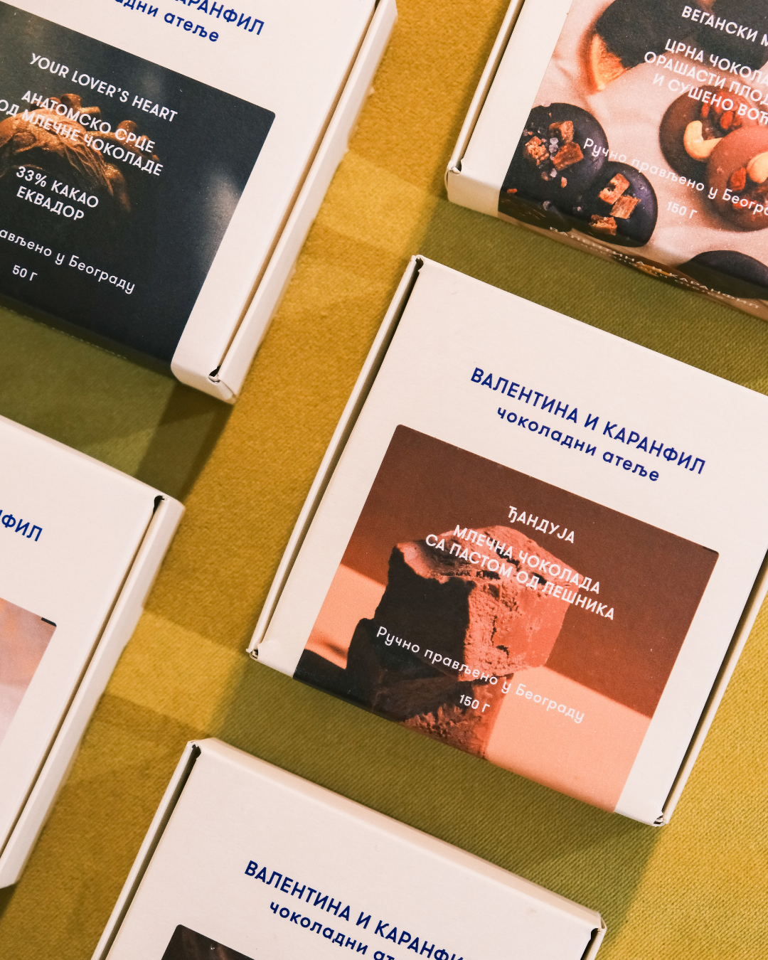 Raznovrsni ručno rađeni čokoladni proizvodi: medaljoni, đanduja, čokoladne figure i veganski miks