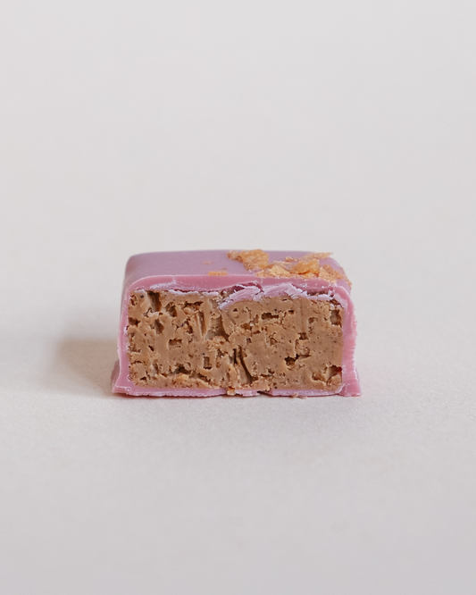 Presek ruby praline sa slojem hrskavog keksa i kremastom pastom od lešnika.