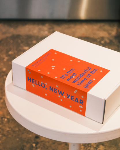 Novogodišnji poklon miks Valentina i Karanfil u elegantnom prazničnom pakovanju