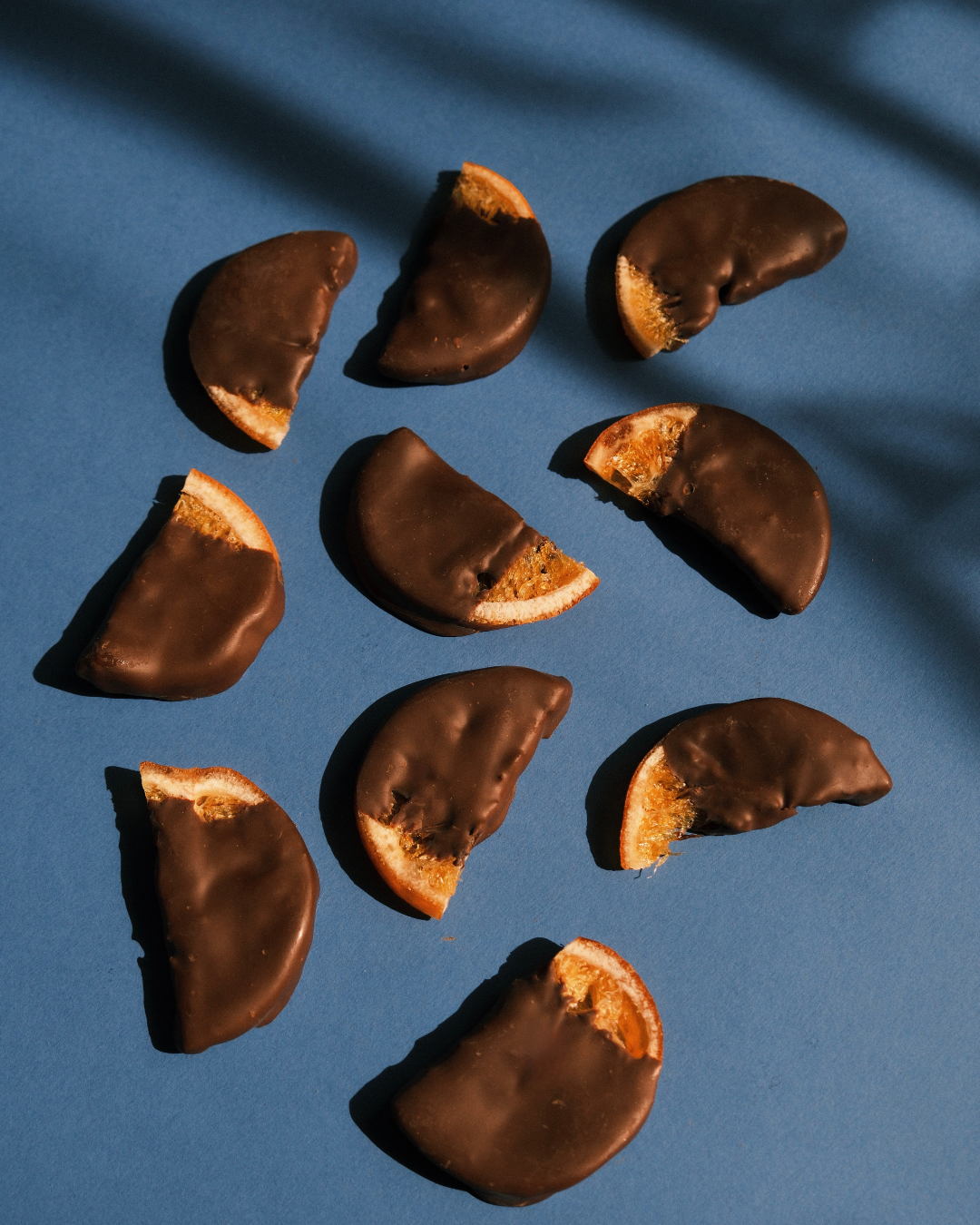 Komadići kandirane pomorandže prelivene crnom čokoladom – Valentina i Karanfil