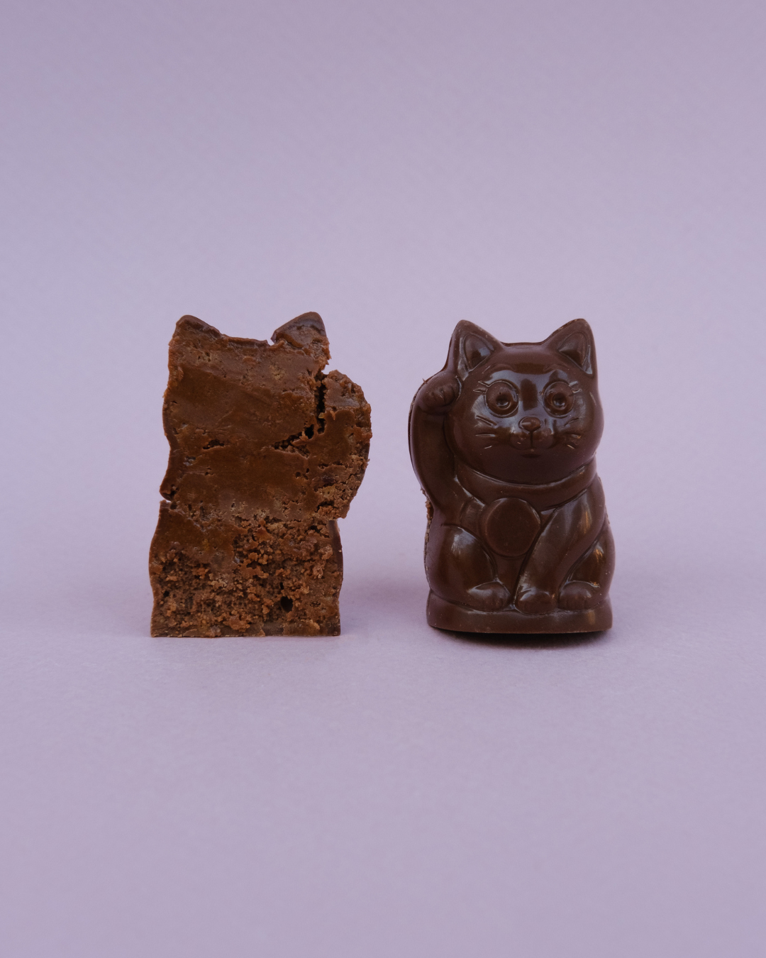 Lucky Cat pralina – cela i presek; vidljiva kremasta punjenja od pekan paste i sloj hrskavog francuskog keksa.