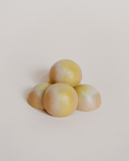 Set pralina u žutim nijansama – karamelizovana bela čokolada, kamilica