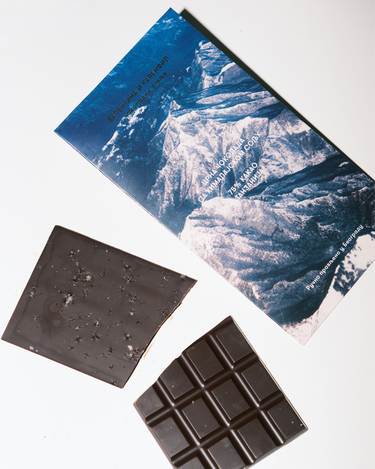 Detalj razlomljene tamne čokolade sa kristalima himalajske soli