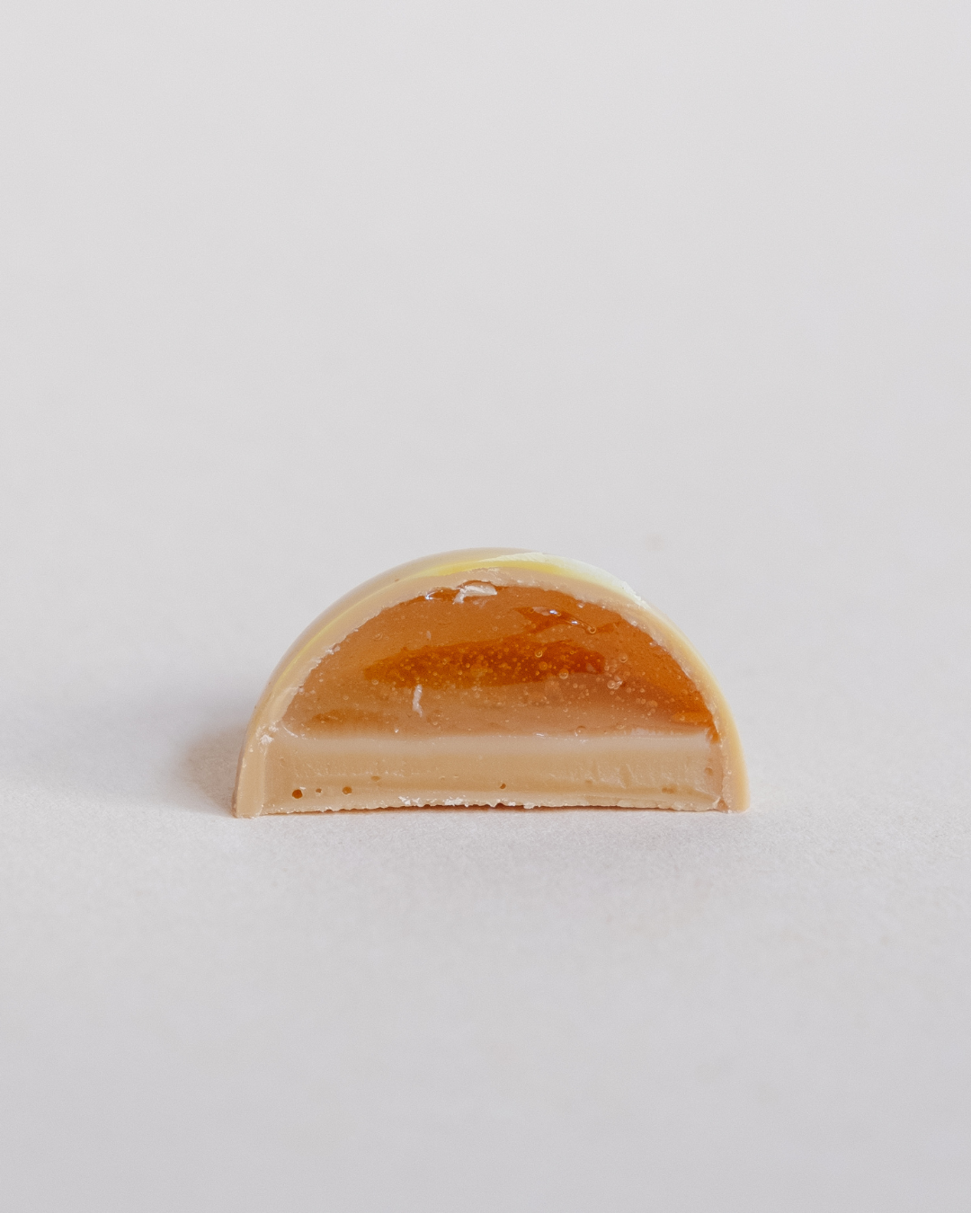 Presek praline – ganaš od karamelizovane bele čokolade sa infuzijom kamilice