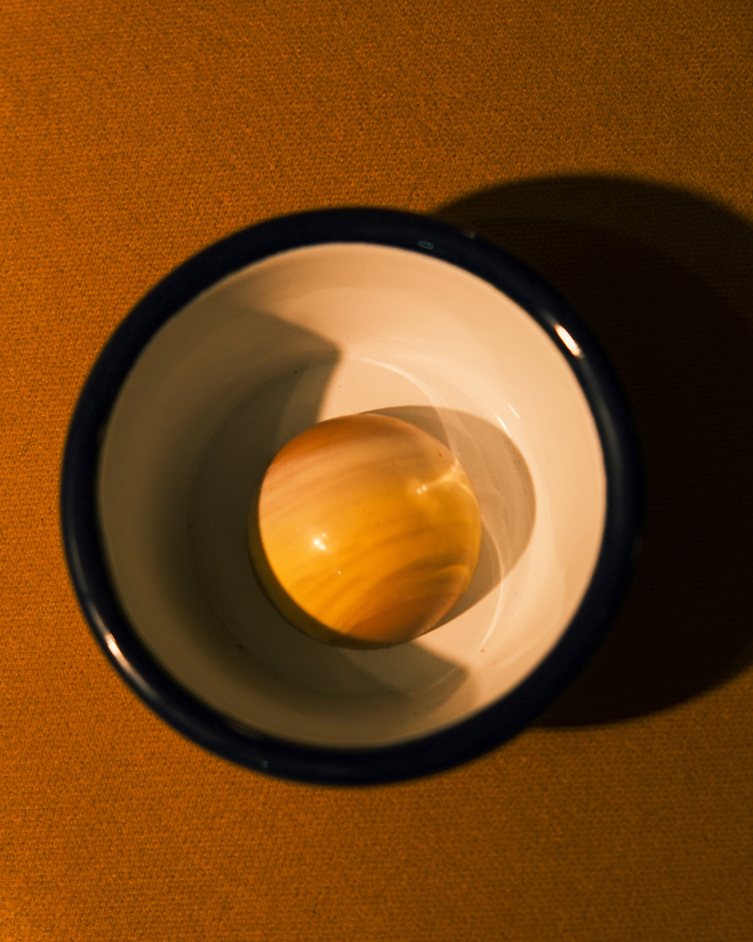 Pralina od karamelizovane bele čokolade sa kamilicom – pojedinačna, glossy finiš