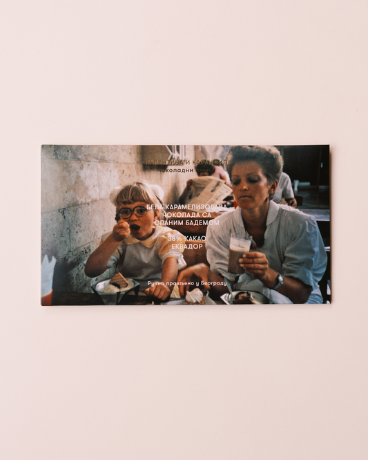 Pakovanje bele karamelizovane čokolade Valentina i Karanfil sa ilustracijom majke i deteta u kafe-poslastičarnici iz 1987. godine.
