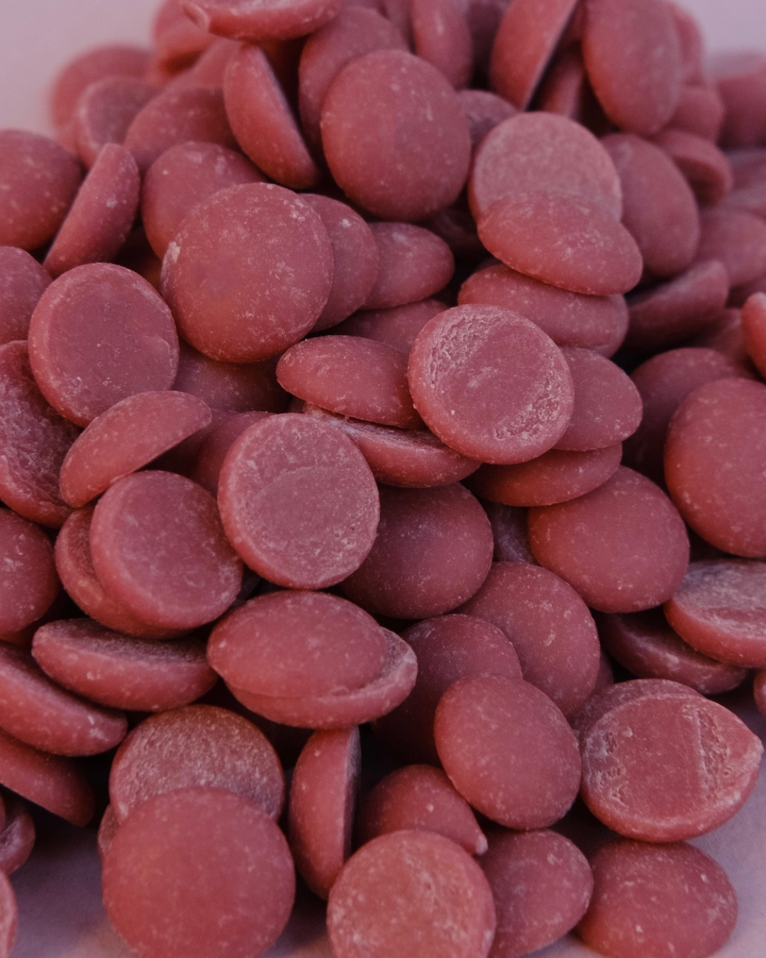 Detalj ruby kaleta – prirodna roze boja, belgijska čokolada