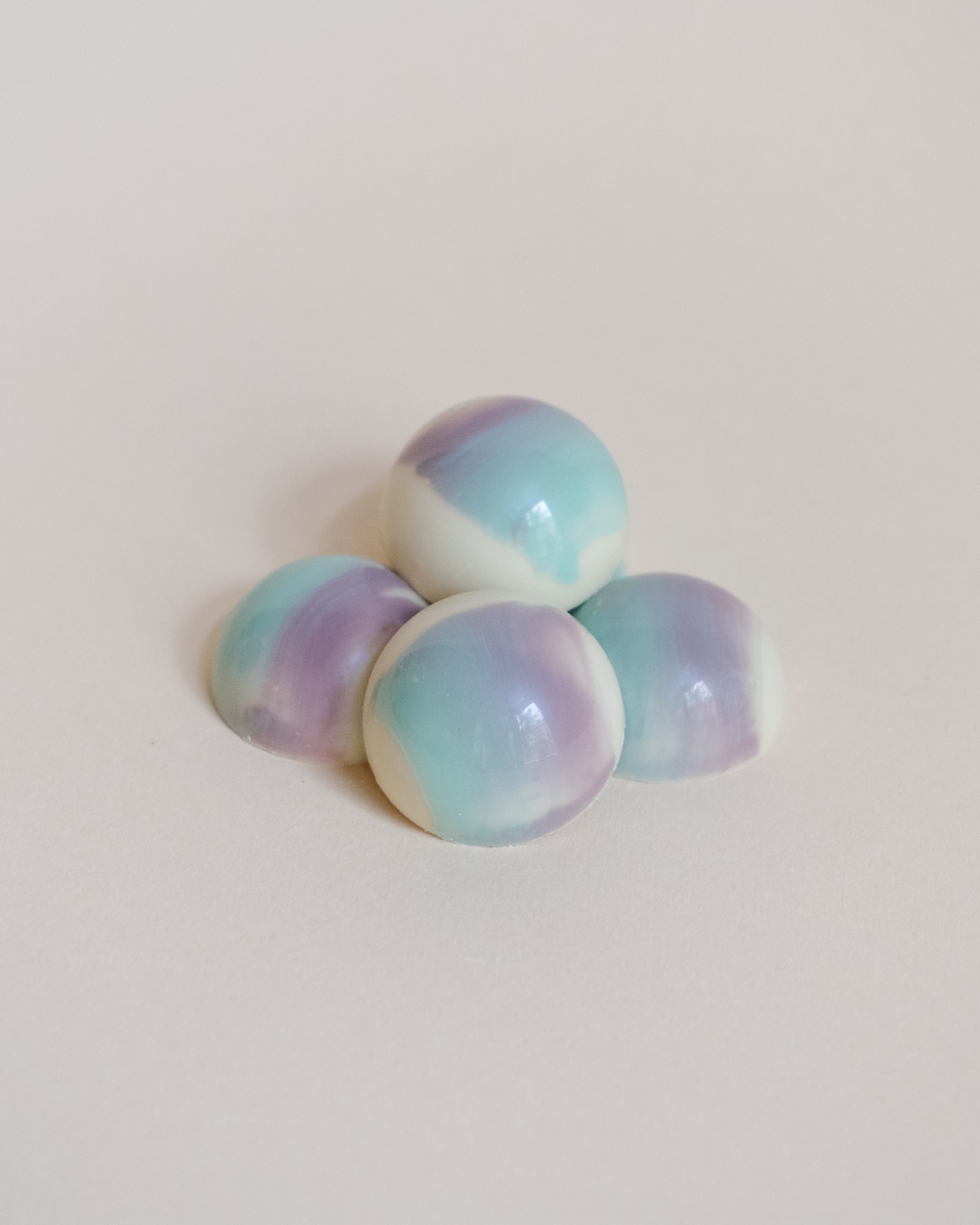 Grupna fotografija sfera – bele praline sa lavandom i zovom, svetlopastelni preliv