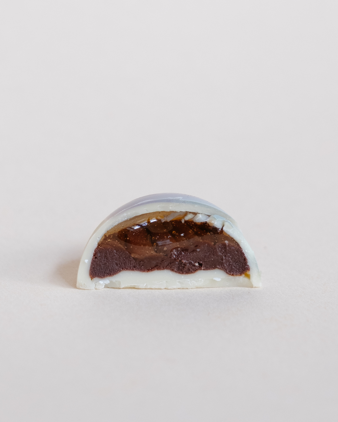 Presek praline: sloj ganachea od crne čokolade i žele od zove u beloj čokoladi.