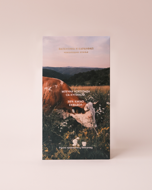 Pakovanje Valentina i Karanfil – Mlečna čokolada sa kupinom, motiv krave na letnjoj livadi u prirodnom okruženju.