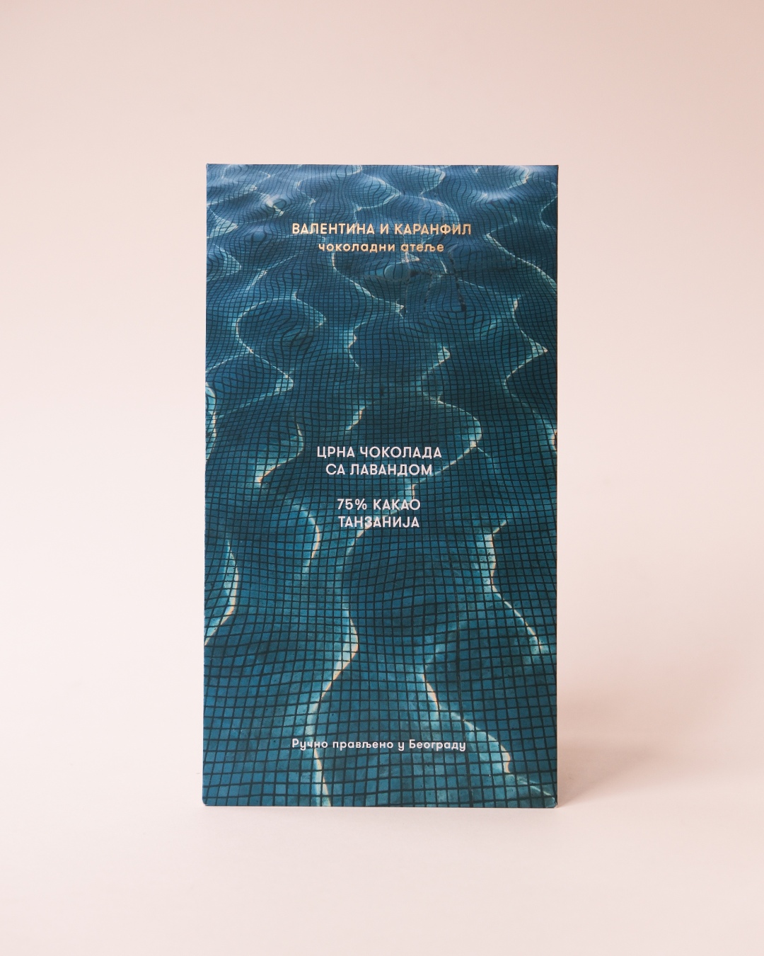 Pakovanje Valentina i Karanfil – Crna čokolada sa lavandom, dizajn sa motivom refleksije svetlosti na vodi.