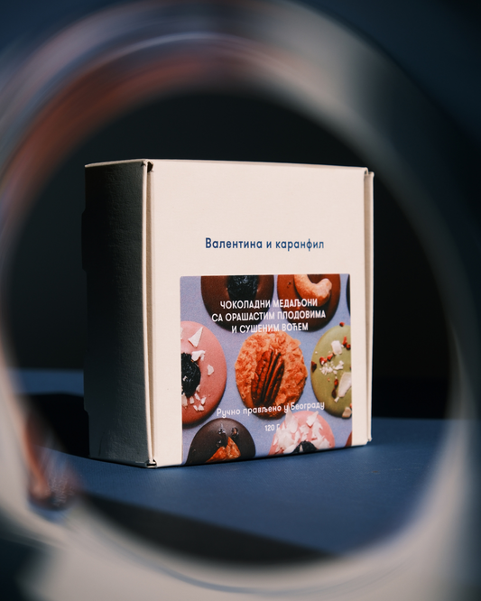 Kutija čokoladnih medaljona Valentina i Karanfil, sa prikazom ručno rađenih medaljona od različitih vrsta čokolade i sušenog voća.