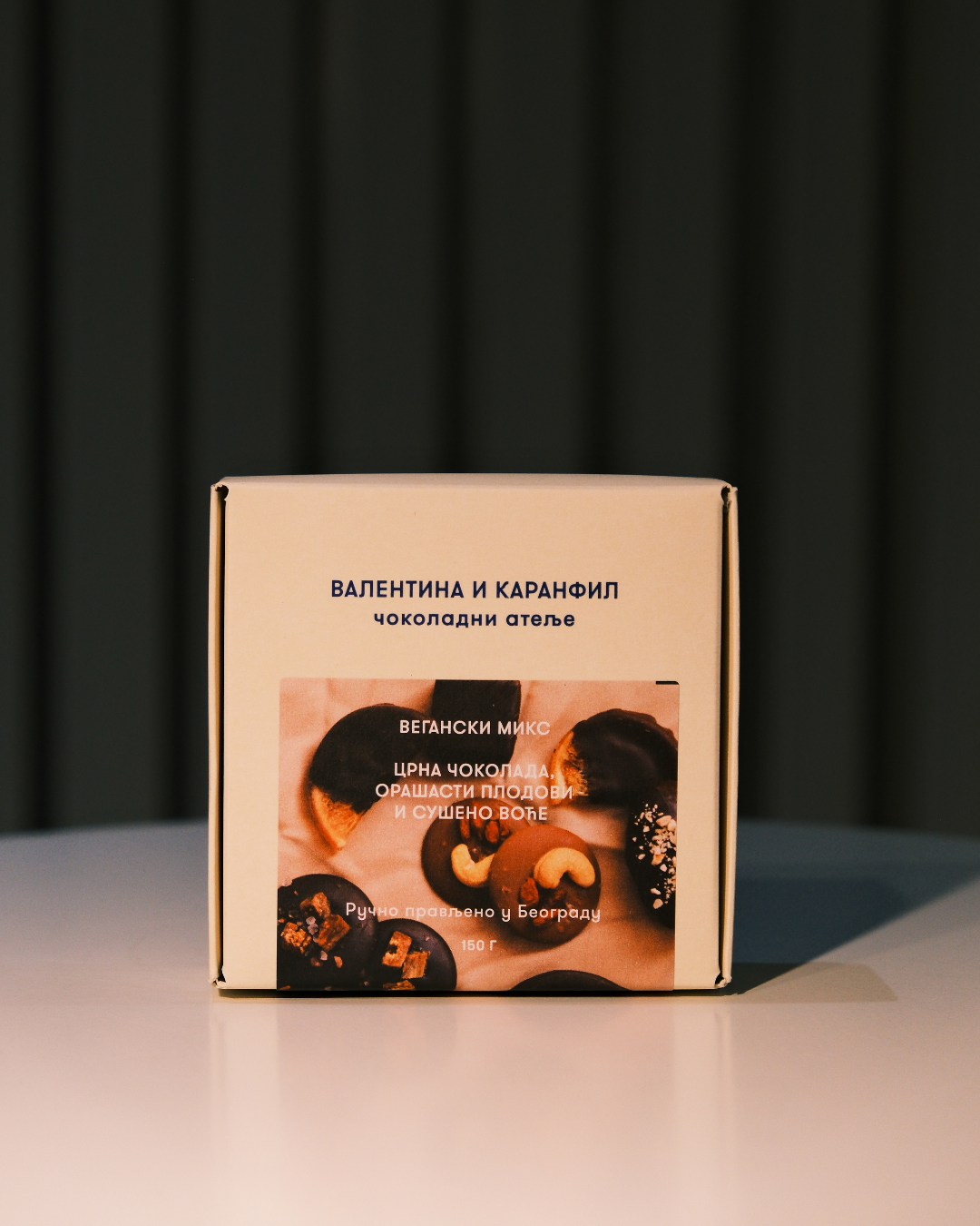 Kutija proizvoda Veganski miks – crna čokolada sa orašastim plodovima i sušenim voćem, Valentina i Karanfil.