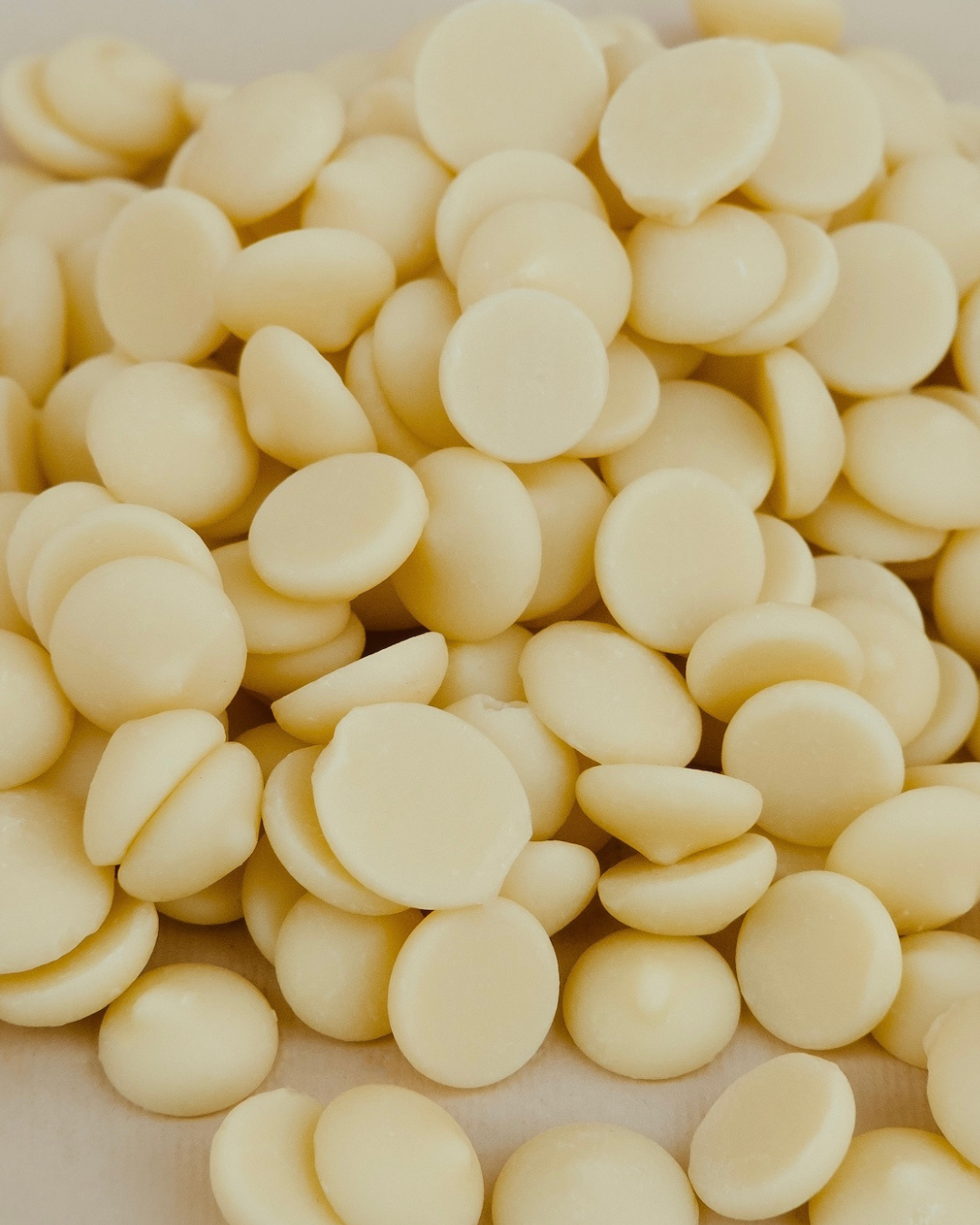 Detalj bele čokolade u kaletama – kremasta tekstura i prirodna boja