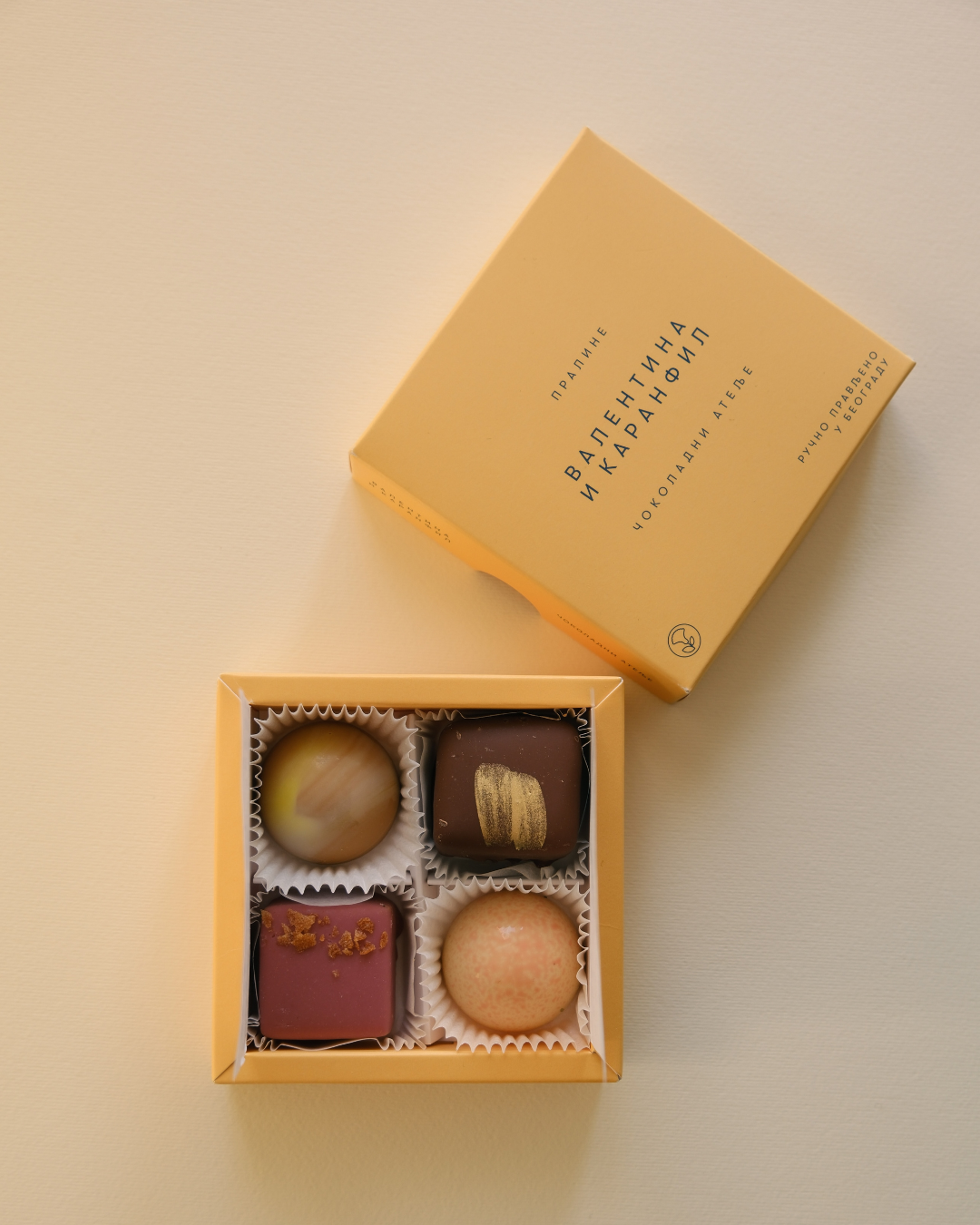 Poklon kutija sa 4 ručno rađene praline Valentina i Karanfil – elegantno pakovanje i izbor premium čokolada.