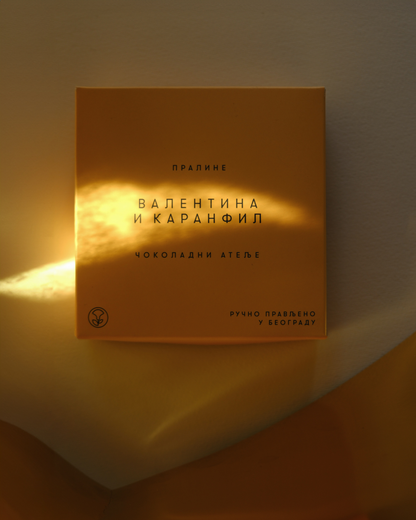 Poklon kutija pralina Valentina i Karanfil u minimalističkom pakovanju – ručno pravljeno u Beogradu.