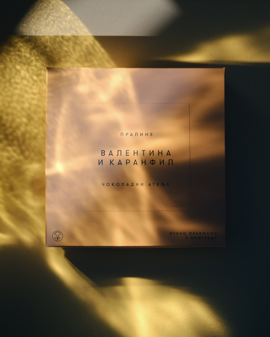 Poklon kutija sa 9 pralina Valentina i Karanfil – elegantno pakovanje u zlatnim tonovima, ručno pravljeno u Beogradu.