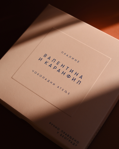 Poklon kutija pralina Valentina i Karanfil – minimalistički dizajn i ručna izrada u čokoladnom ateljeu u Beogradu.