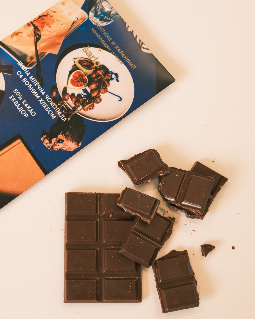 čokoladna tabla 50% kakao sa komadićima voćnog hleba – single origin Ekvador, ručno rađeno
