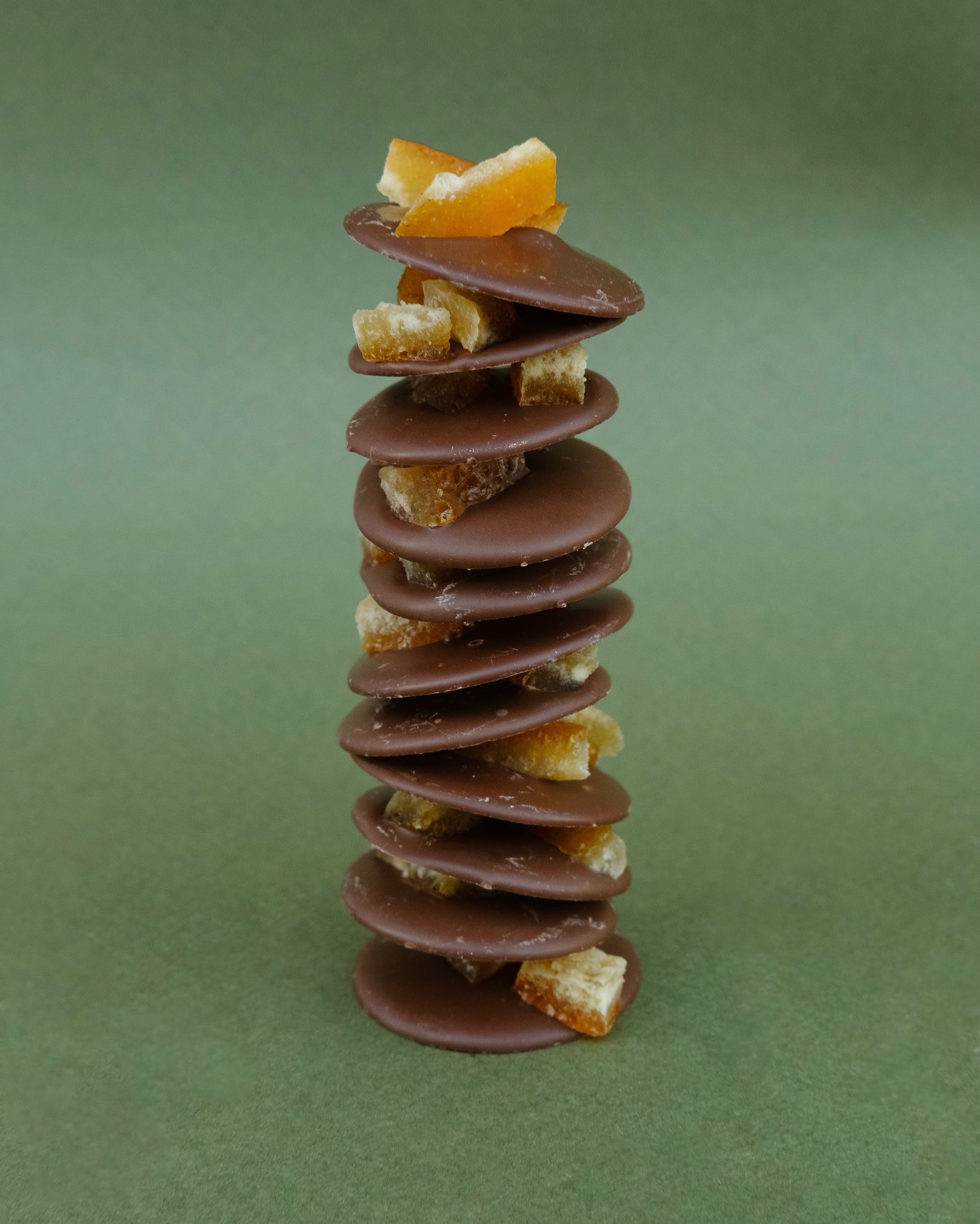 Mlečni čokoladni medaljoni sa uljem kleke i kandiranom pomorandžom
