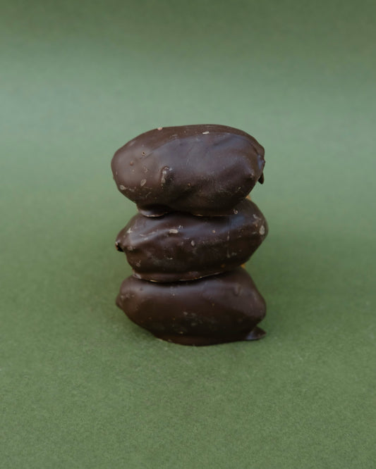 Kesica sa kraljevskim urmama u crnoj čokoladi sa blanširanim bademom, 150 gr